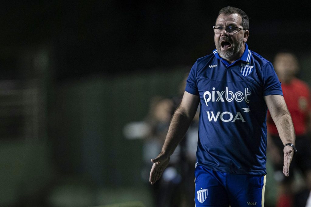 Enderson-Moreira-Avaí-Jogo-2Y3GYRF Enderson Moreira, do Avaí, orientando o time em um dos jogos da temporada.