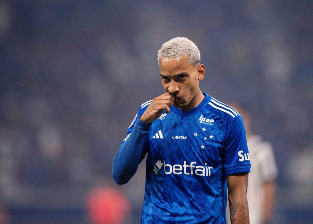 Matheus-Pereira-Cruzeiro-Jogo-2Y6X867 Matheus Pereira, do Cruzeiro, saindo de campo em um jogo do time na temporada.
