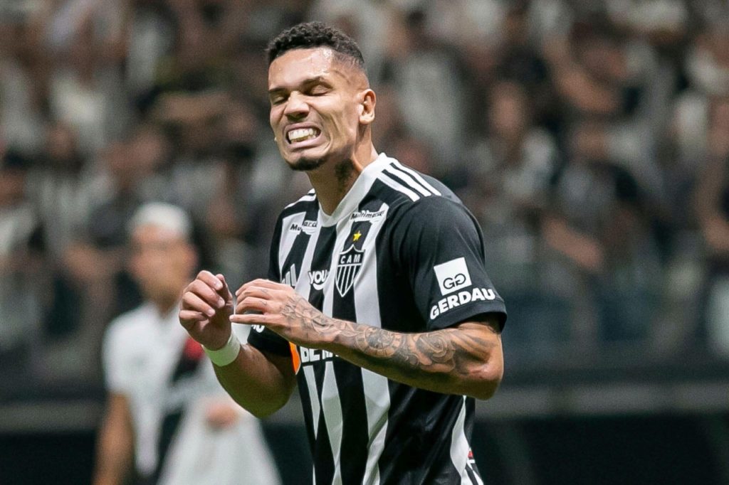 Atlético-MG vence o Vasco e sai na frente pela vaga na decisão