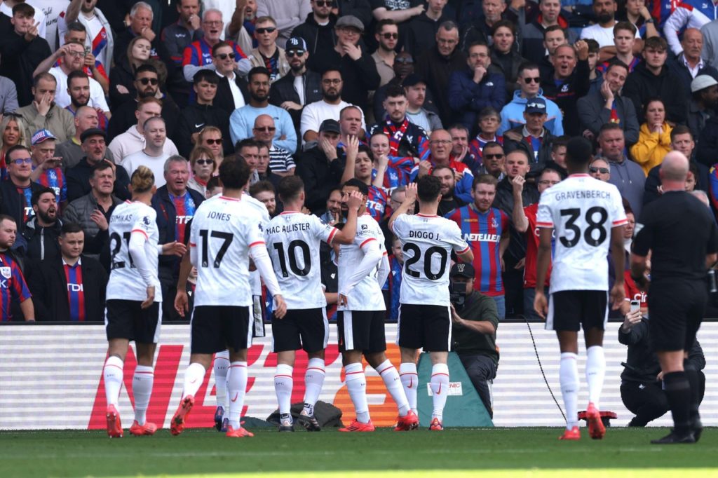 Liverpool vence o Crystal Palace e abre na ponta do Inglês