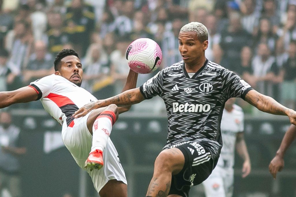Deyverson-Atlético-MG-Jogo-2Y8J4EJ Deyverson, do Atlético-MG, tentando dominar a bola em um dos jogos do time na temporada de 2024.