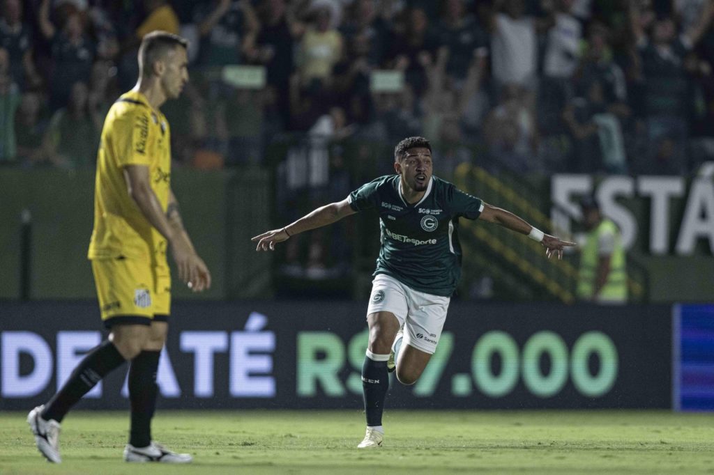 Goiás vence o Santos e mantém vivo o sonho da Série A