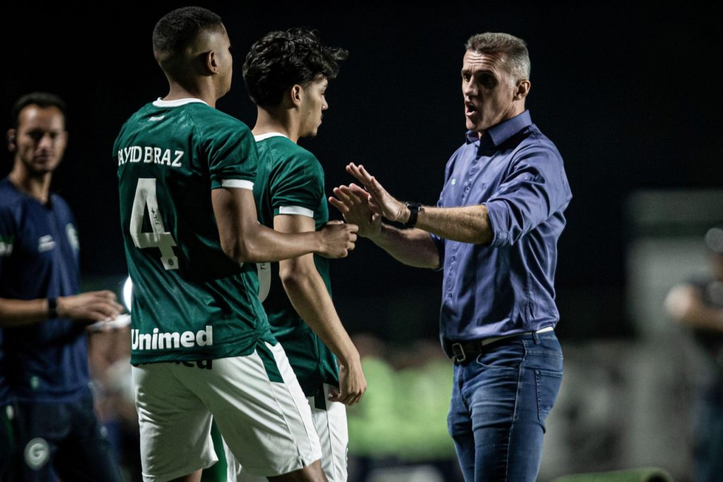 Vagner-Mancini-Goiás-Jogo-2Y922JH Vagner Mancini, do Goiás, orientando dois de seus jogadores, em uma das rodadas da Série B do Brasileiro.