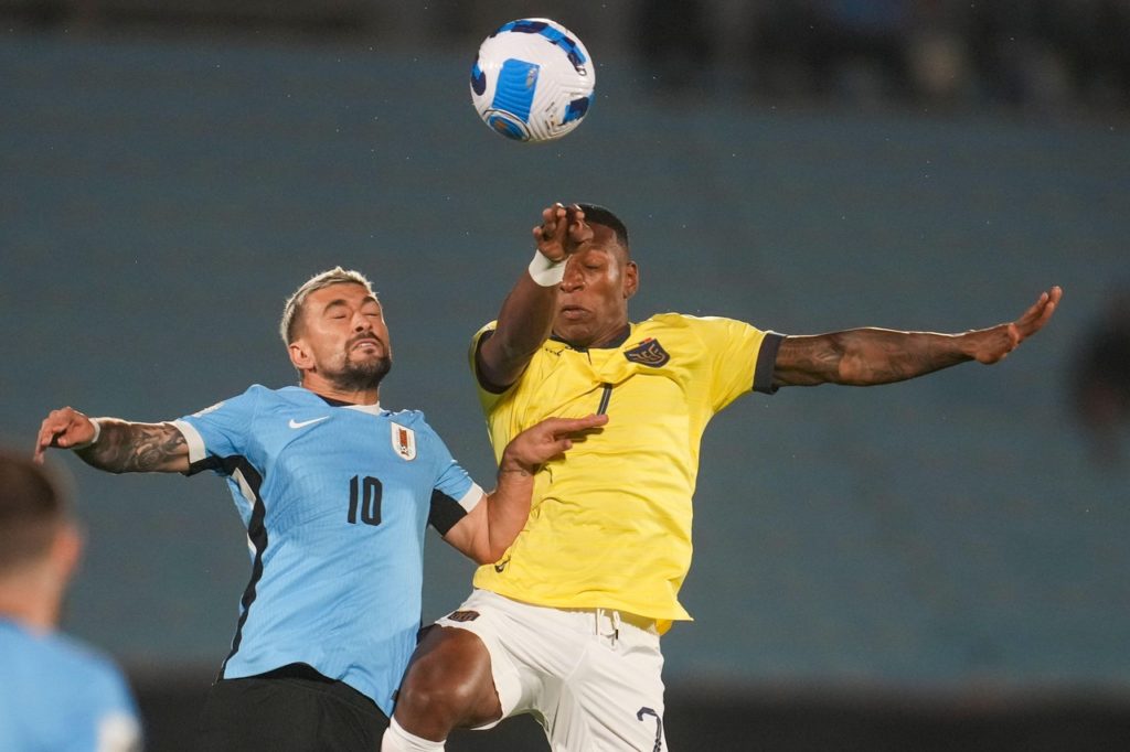 De-Arrascaeta-Uruguai-Jogo-2YATM7T De Arrascaeta, do Uruguai, disputando a bola com um adversário na partida de sua equipe pelas Eliminatórias.