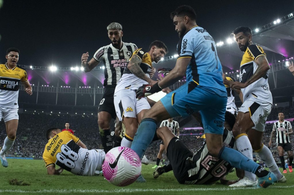 Alexander-Barboza-Botafogo-Jogo-2YBG72K Alexander Barboza, do Botafogo, tentando marcar um gol no fim do jogo contra o Criciúma pelo Brasileirão.