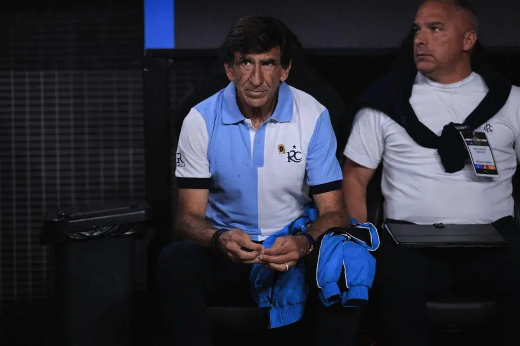 Gustavo-Costas-Racing-Jogo-2YD2NKW Gustavo Costas, do Racing, observando o time em um jogo pela Copa Sul-Americana.