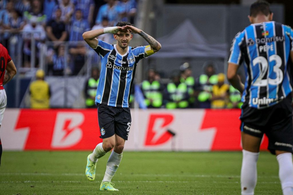 Villasanti-Grêmio-Jogo-2YDHT11 Villasanti, do Grêmio, comemorando um dos gols marcados pelo time na temporada de 2024.