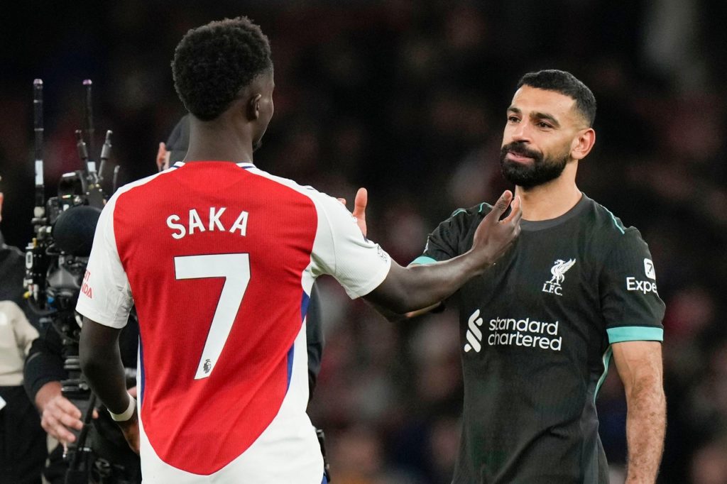 Saka-Arsenal-Salah-Liverpool-Jogo-2YDNT05 Saka, do Arsenal, e Salah, do Liverpool, se cumprimentando após a partida entre as duas equipes pela Premier League.