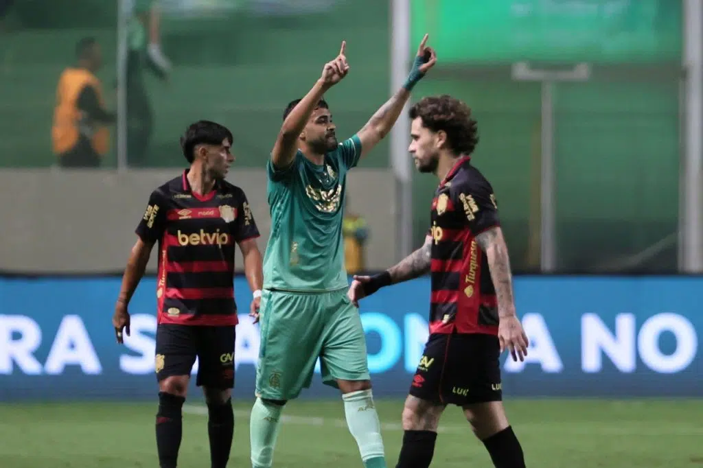 Brenner-América-MG-Jogo-2YE1E22 Brenner, do América-MG, comemorando um dos gols marcados pelo time na temporada.