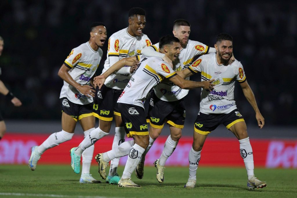 Jogadores-Novorizontino-Jogo2YE6XH5 Jogadores do Novorizontino comemorando um dos gols da equipe na temporada de 2024.