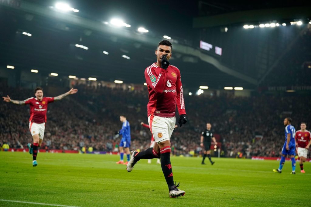 Casemiro-Manchester-United-Jogo-2YEDAA1 Casemiro, do Manchester United, comemorando um dos gols do time na temporada de 2024/25