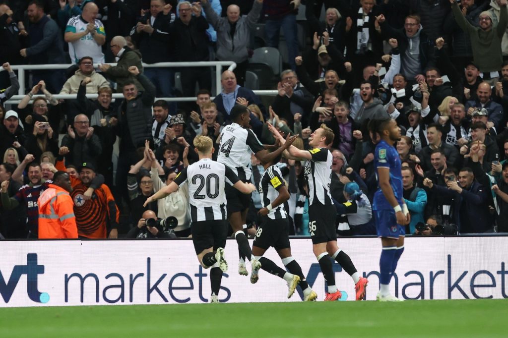 Jogadores-Newcastle-Jogo-2YEDGCC Jogadores do Newcastle comemorando um dos gols marcados pelo time na temporada de 2024/25.