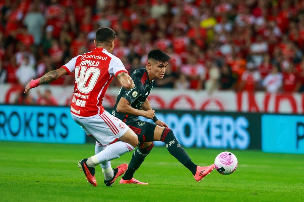 Alcaraz-Flamengo-Jogo-2YEF5J6 Alcaraz, do Flamengo, disputando uma bola com o adversário pelo Brasileirão de 2024.