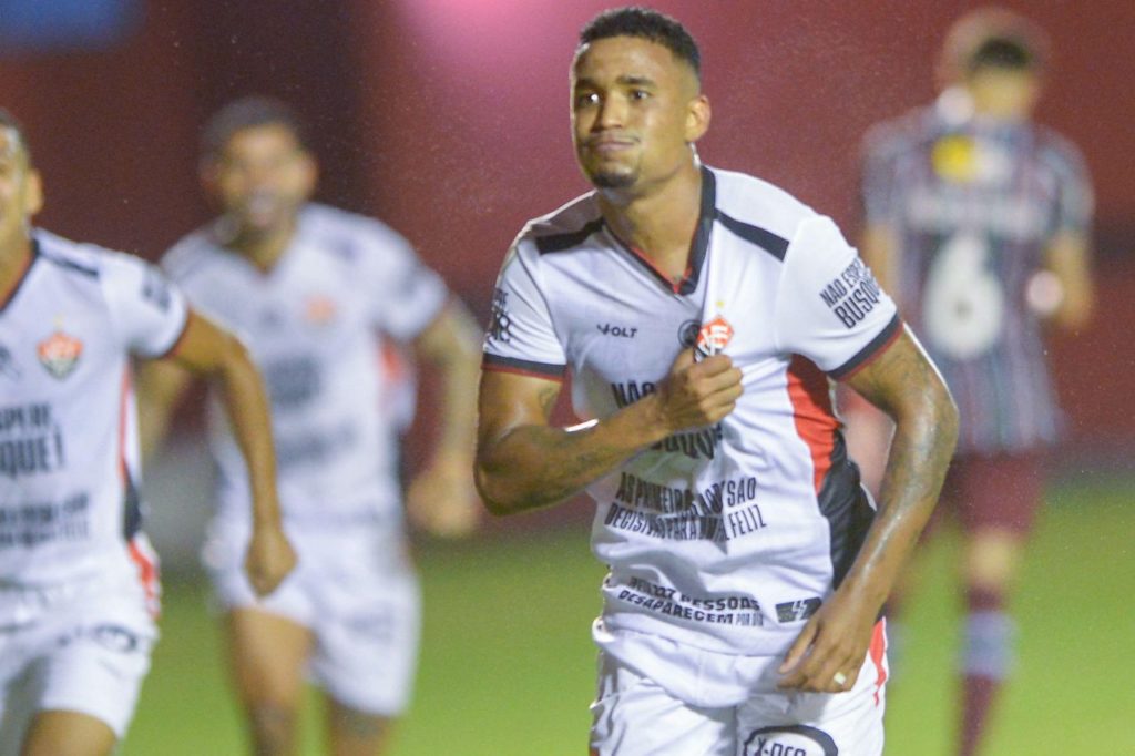Alerrandro-Vitória-gol-alamy2YDHTKG Alerrandro comemorando gol do Vitória no triunfo sobre o Fluminense no Barradão