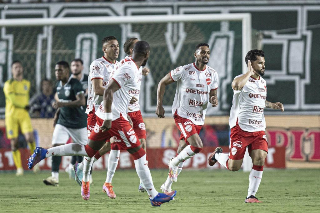 Alesson-Vila-Nova-gol-alamy2YAFA4T Alesson comemora com os jogadores do Vila Nova após marcar de pênalti na vitória em cima do Goiás na Serrinha