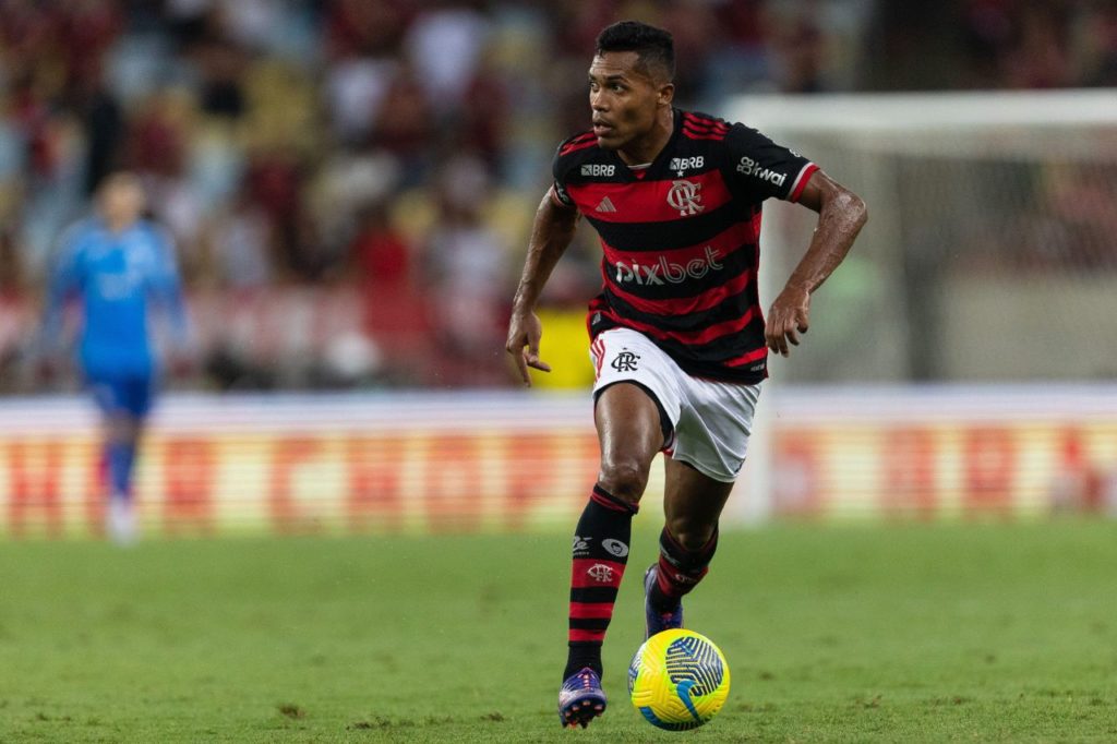 Flamengo: Alex Sandro fica fora do treino, mas não preocupa