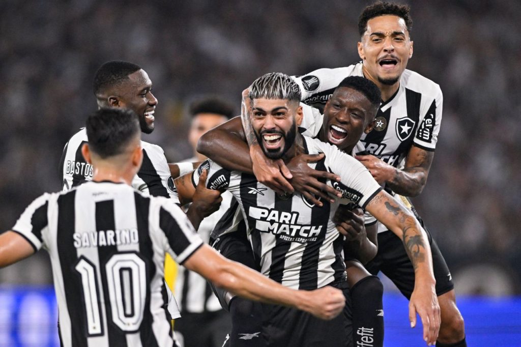 Alexander-Barboza-Botafogo-gol-alamy2YCPYME Zagueiro Alexander Barboza comemorando um dos gols da vitória do Botafogo sobre o Peñarol pela Libertadores