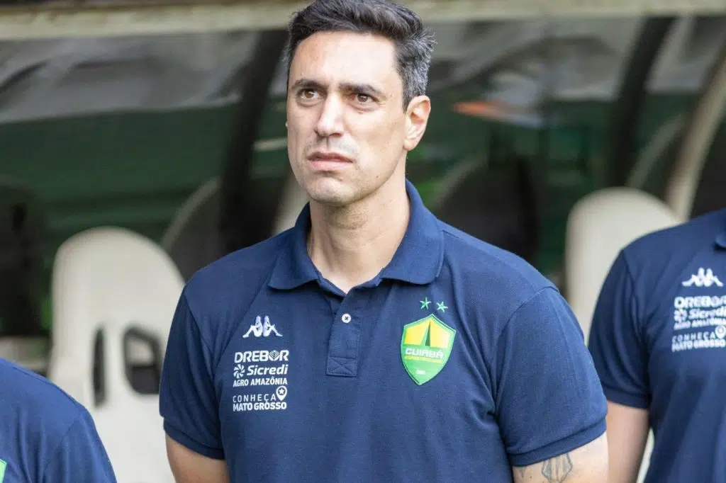 Bernardo-Franco-Cuiabá-treinador-alamy2Y7CWB3 Técnico Bernardo Franco no comando do Cuiabá no Brasileirão