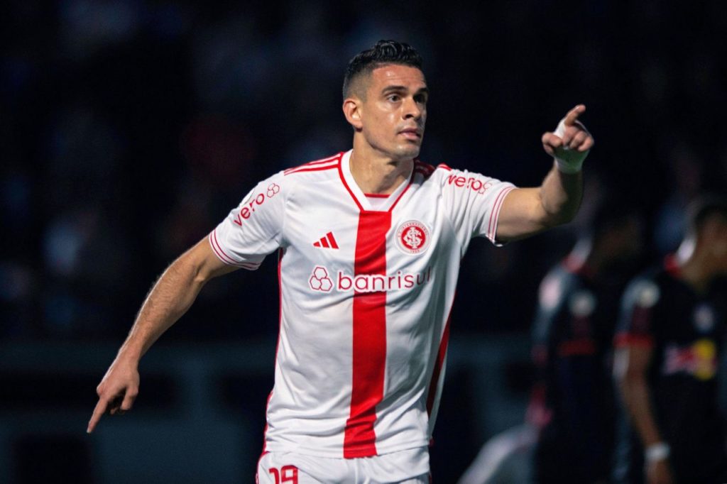 Borré-Inter-jogo-alamy2Y6HA0F Atacante Rafael Borré em jogo do Inter no Brasileirão