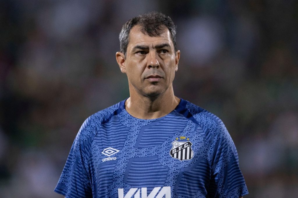 Carille-Santos-técnico-alamy2YB4P1F Técnico Fábio Carille no comando do Santos