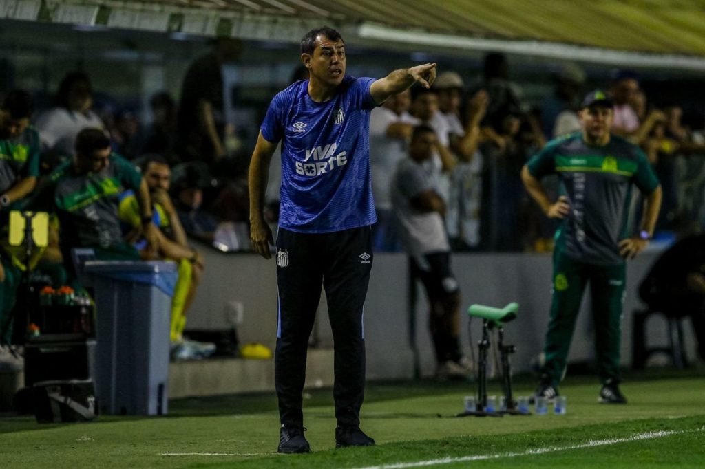 Santos se prepara para enfrentar a Chapecoense; veja time
