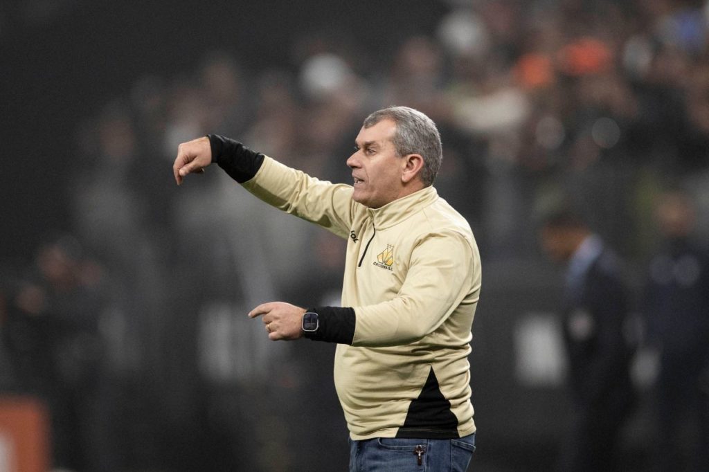 Claudio-Tencati-treinador-alamy2XJ79GB Técnico Cláudio Tencati no comando do Criciúma no Brasileirão