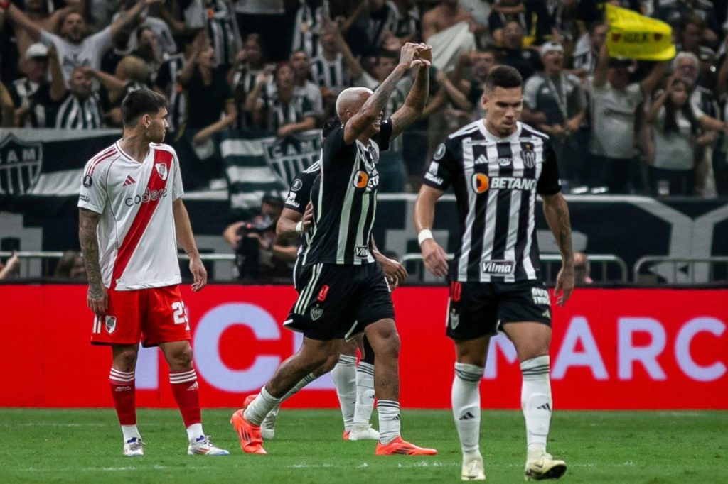 Deyverson-Atlético-Mineiro-gol-alamy2YCDTKR Atacante Deyverson comemora com Paulinho ao lado na vitória do Atlético-MG em cima do River Plate