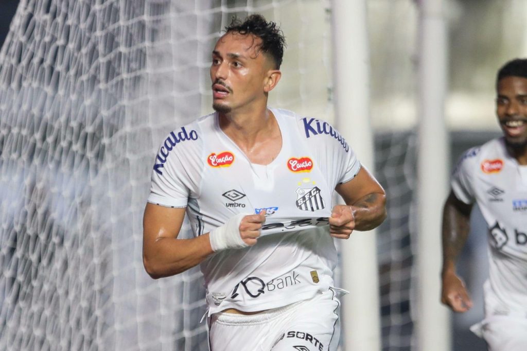 Diego-Pituca-Santos-gol-alamy2YCDBAD Diego Pituca exibe a camisa do Santos na comemoração do gol da vitória sobre o Ceará na Vila Belmiro
