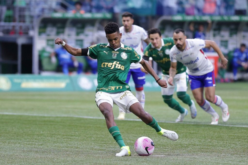 Estevao-Palmeiras-gol-alamy2YDHH03 Atacante Estêvão bate pênalti para marcar pelo Palmeiras contra o Fortaleza
