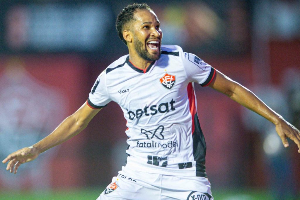 Everaldo-Vitória-gol-alamy2YBPJH5 Everaldo comemorando com a torcida o gol do triunfo do Vitória sobre o Bragantino no Barradão