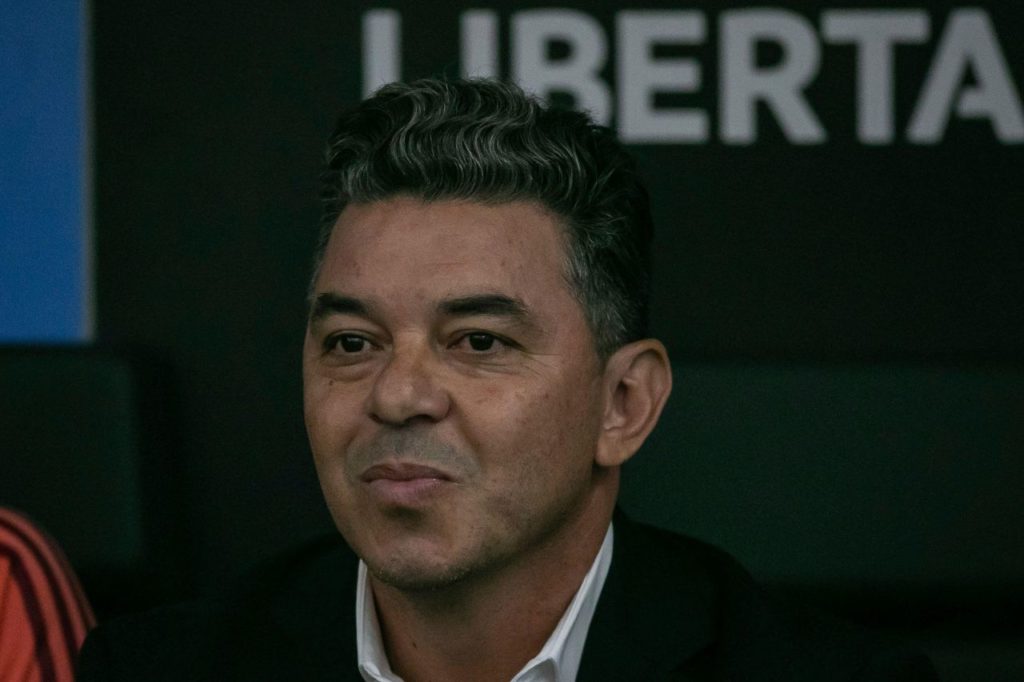 Gallardo-River-Plate-treinador-alamy2YCDKR3 Técnico Marcelo Gallardo no banco de reservas do River Plate