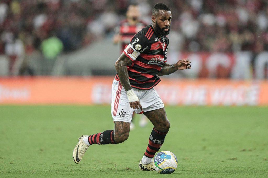 Gerson-Flamengo-jogo-alamy2Y42PDW Meia Gerson em jogo do Flamengo conduzindo a bola