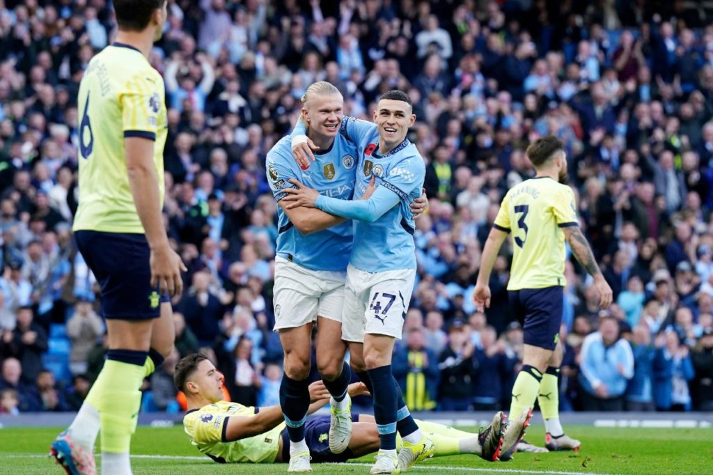 Haaland-Foden-gol-Manchester-City-alamy2YDFT1G Haaland e Foden comemorando gol do Manchester City na Premier League