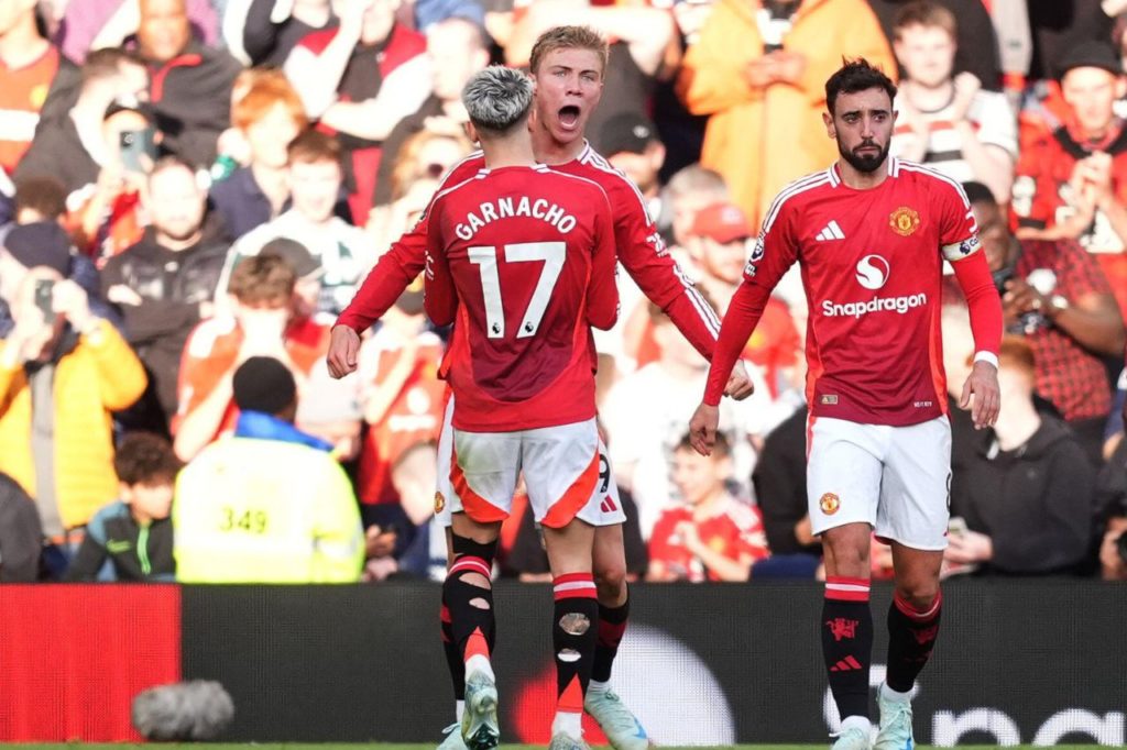 Hojlund-Garnacho-gol-Manchester-United-alamy2YBK1Y5 Hojlund comemora com Garnacho o gol da vitória de virada do Manchester United