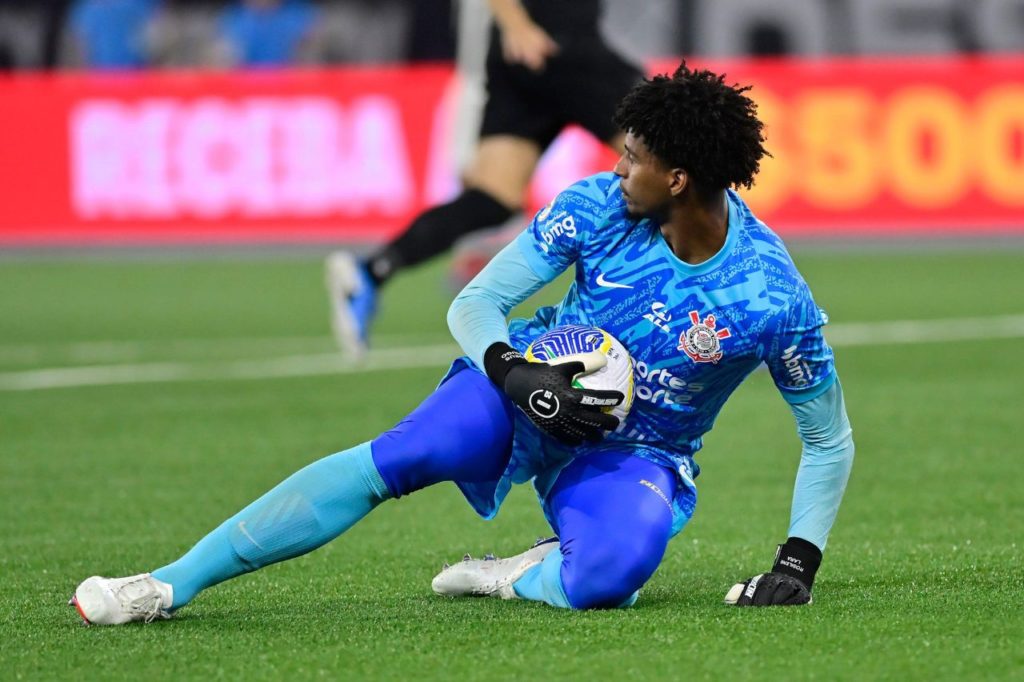 Hugo-Souza-Corinthians-goleiro-jogo-alamy2Y3X0T5 Goleiro Hugo Souza em jogo do Corinthians no Brasileirão