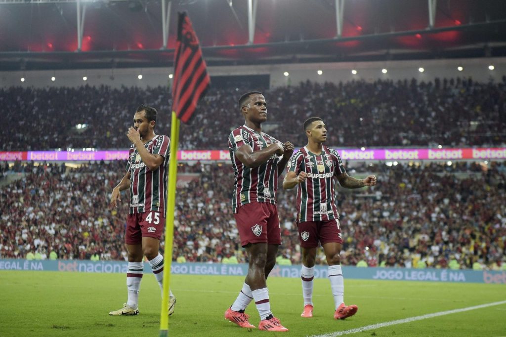 Jhon-Arias-Fluminense-gol-alamy2YBA795 Arias comemora com os companheiros de Fluminense na vitória sobre o Flamengo pelo Brasileirão