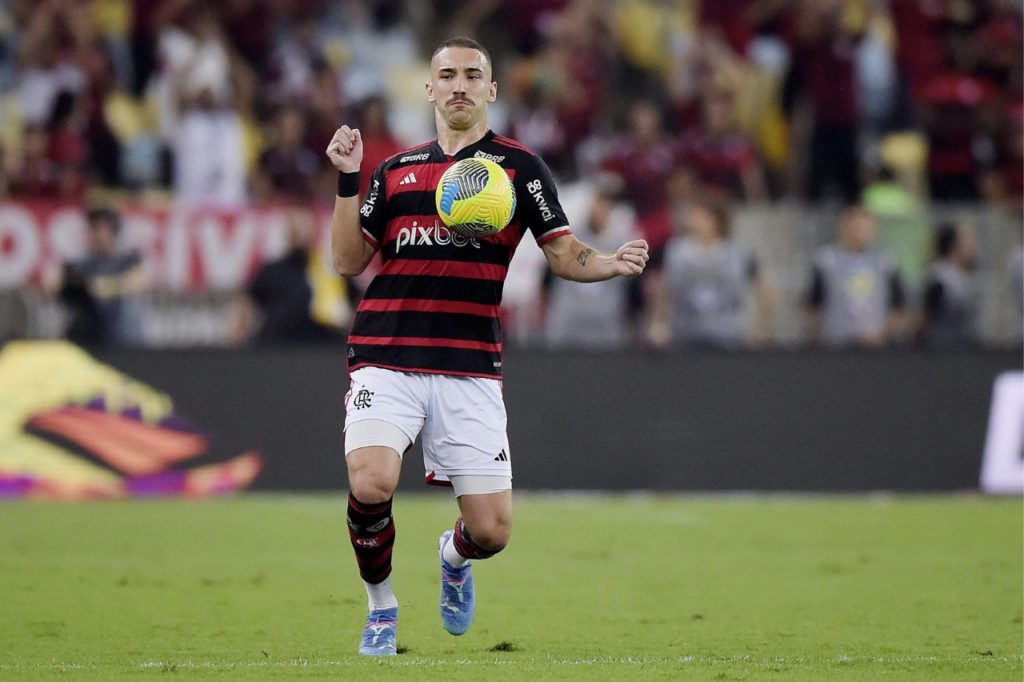 Leo-Ortiz-Flamengo-jogo-alamy2Y853RB Zagueiro Léo Ortiz em jogo do Flamengo no Maracanã