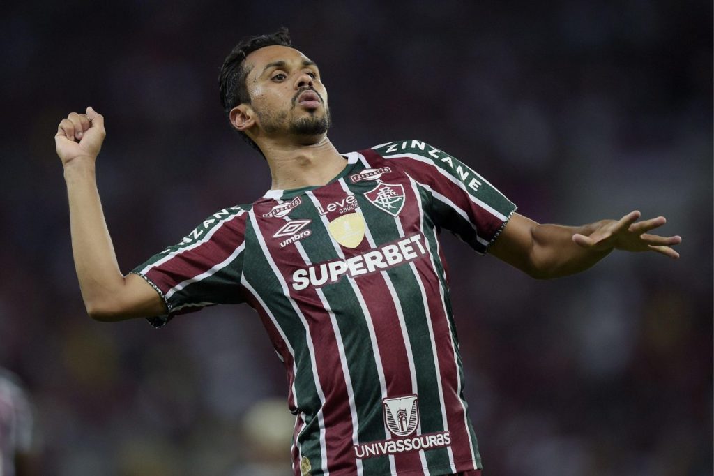 Lima-Fluminense-jogo-alamy2YBA6G8 Meia Lima comemorando gol pelo Fluminense no Brasileirão