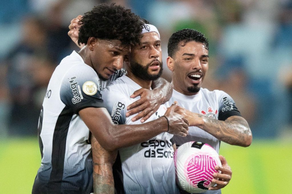 Memphis-Corinthians-gol-alamy2YE16TB Memphis Depay comemorando gol do Corinthians ao lado de Talles Magno