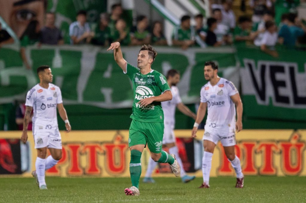 Rafael-Carvalheira-Chapecoense-gol-alamy2YB4X6P Rafael Carvalheira comemorando gol da Chapecoense na vitória sobre o Santos na Arena Condá