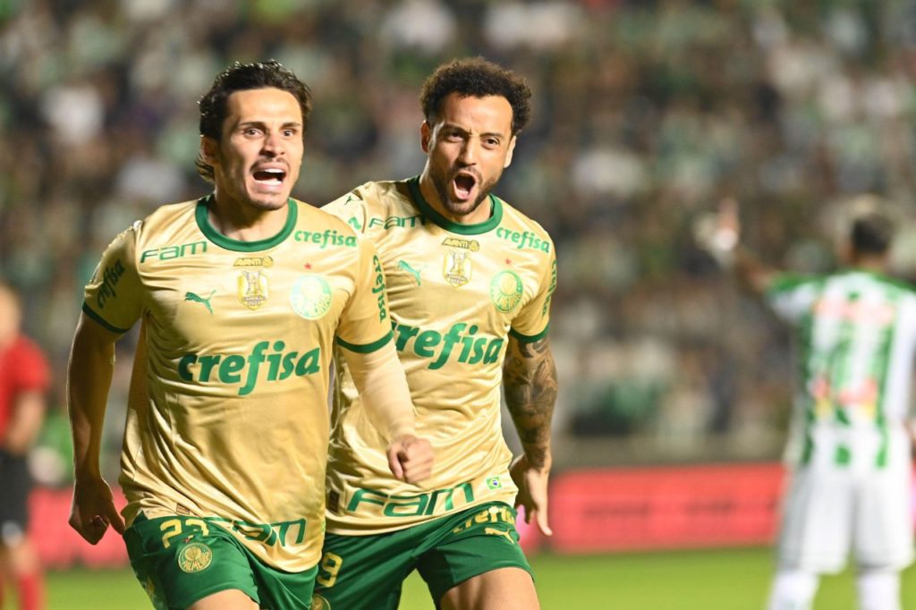 Raphael-Veiga-Palmeiras-gol-alamy2YC182J O meia Raphael Veiga comemora gol do Palmeiras ao lado de Felipe Anderson no Alfredo Jaconi