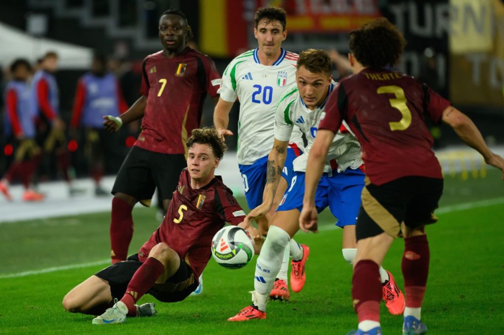 Retegui-Itália-De-Cuyper-Belgica-jogo-alamy2Y9HH2C Retegui disputa bola com De Cuyper em jogo da Itália com a Bélgica em Roma