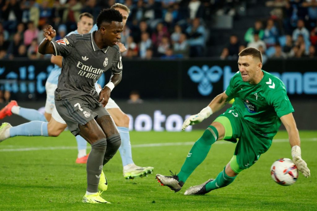 Vinicius-Junior-Real-Madrid-gol-alamy2YBPHNC Vini Jr dribla o goleiro para marcar o gol da vitória do Real Madrid sobre o Celta pela La Liga