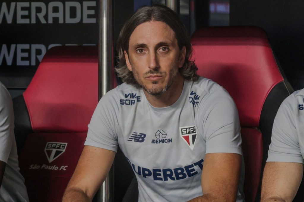Zubeldía-São-Paulo-treinador-alamy2Y6HMH3 Técnico Luis Zubeldía no banco de reservas do São Paulo