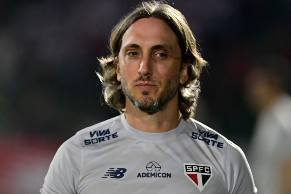 Zubeldia-São-Paulo-treinador-alamy2YBGEJ4 Técnico Luis Zubeldía no comando do São Paulo