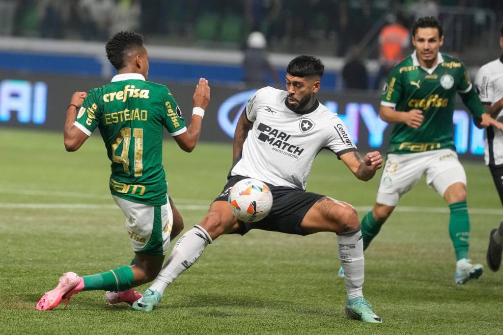 2XX2XGY (1) Alexander Barboza, centro-avante do Botafogo, e Estevao Willian, do Palmeiras, disputam a bola durante partida do Allianz Parque,