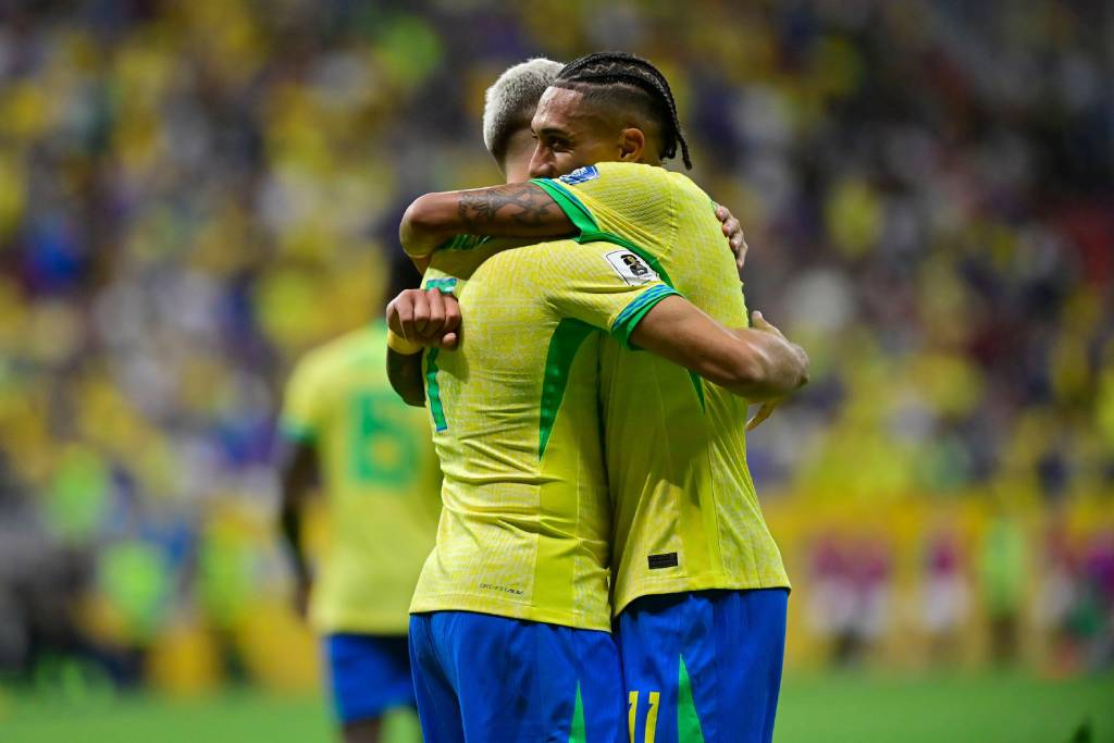 2YAW2AB (1) Andreas Pereira e Raphinha, da Seleção Brasileira, se abraçando durante partida das Eliminatórias da Copa do Mundo.