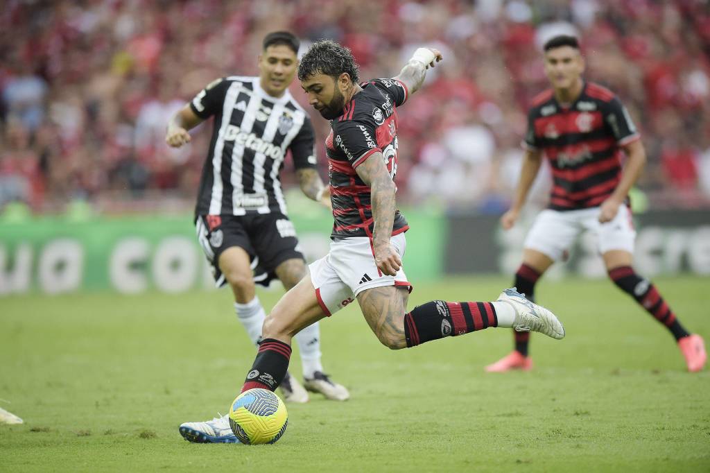 2YF7CT6 (1) Gabigol com a posse de bola durante partida contra Atlético-MG na Copa do Brasil.