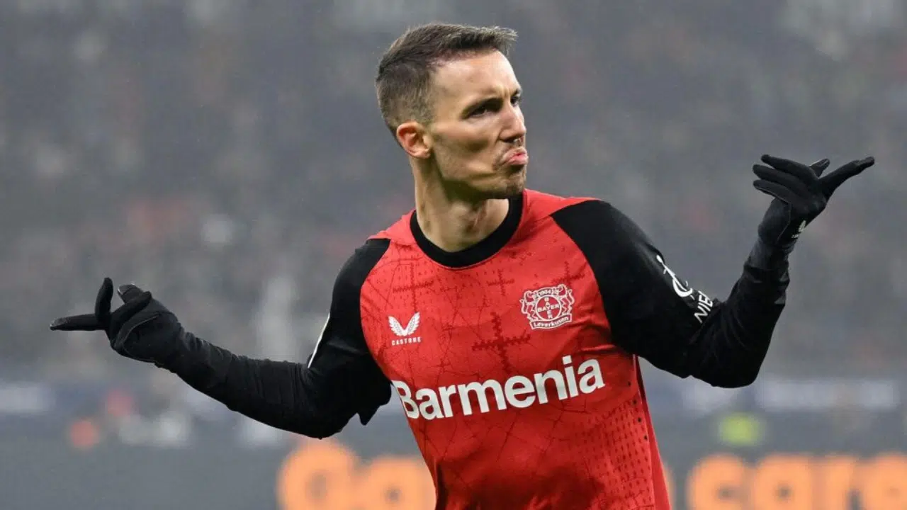 Alejandro Grimaldo de Leverkusen Palpite Bayer Leverkusen x Newcastle – Champions League – 10/12/2025