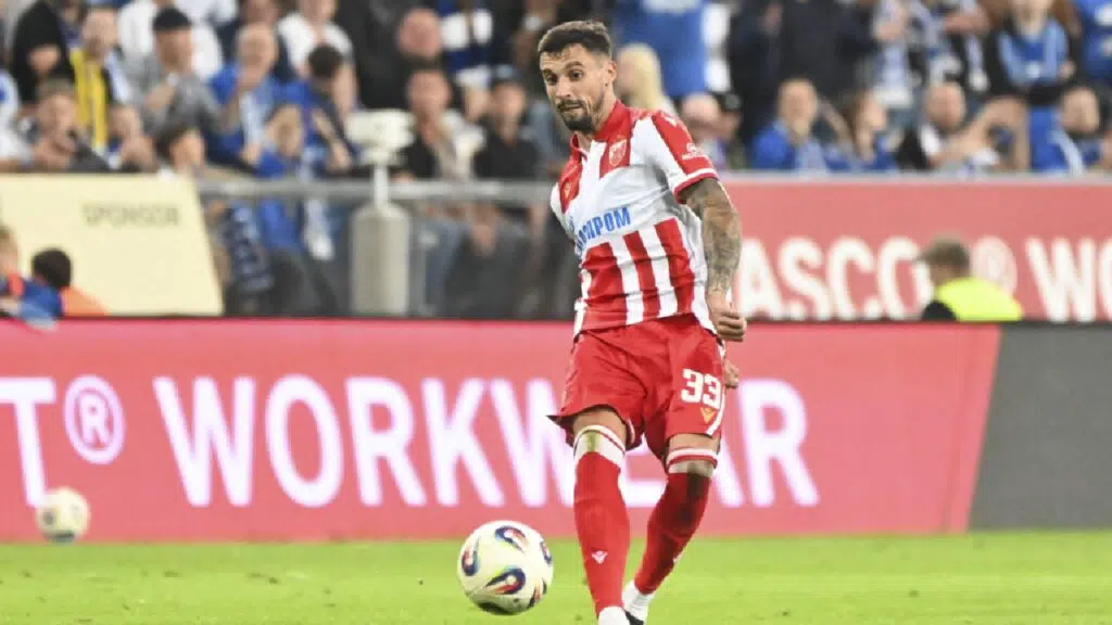 Rade Krunic de Crvena Zvezda em ação Palpite Sturm Graz x Crvena Zvezda